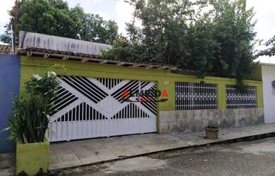 Imagem: A casa possui 4 Dormitórios, 1 Banheiro, 2 Vagas na garagem