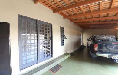Imagem: A casa possui 3 Dormitórios, 2 Banheiros, 3 Vagas na garagem