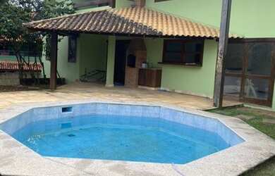 Imagem: A casa possui 3 Dormitórios, 3 Banheiros, 4 Vagas na garagem