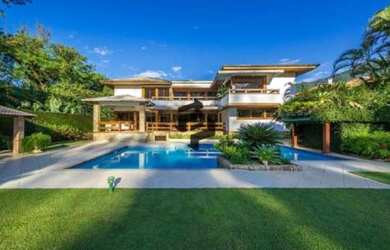 Imagem: A casa em condomínio possui 4 Dormitórios, 5 Banheiros, 3