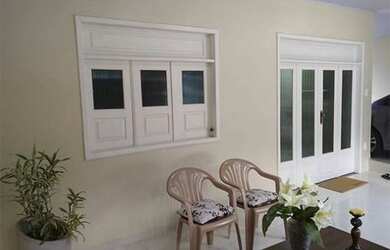 Imagem: A casa possui 3 Dormitórios, 3 Banheiros, 2 Vagas na garagem