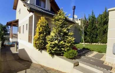 Imagem: A casa possui 3 Dormitórios, 3 Banheiros, 2 Vagas na garagem