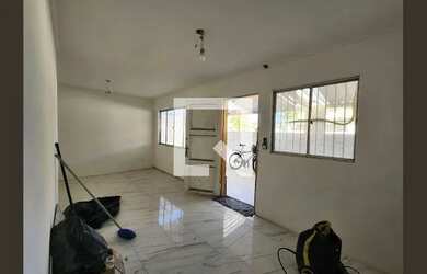 Imagem: A casa possui 3 Dormitórios, 1 Banheiro, 2 Vagas na garagem