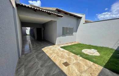 Imagem: A casa possui 2 Dormitórios, 2 Banheiros, 2 Vagas na garagem