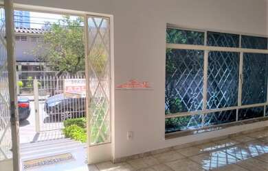 Imagem: O depósito possui 5 Vagas na garagem, 300m² de Área e está