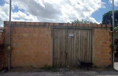 Imagem: A casa possui 3 Dormitórios, 1 Banheiro e está localizado