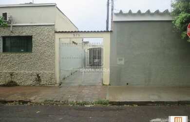 Imagem: A casa possui 3 Dormitórios, 2 Banheiros, 4 Vagas na garagem