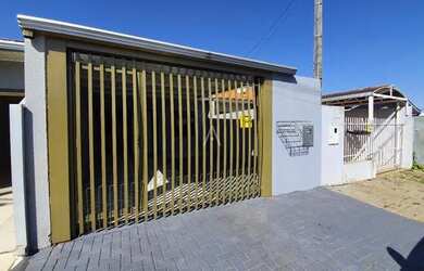 Imagem: A casa possui 2 Dormitórios, 1 Banheiro, 2 Vagas na garagem