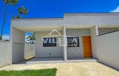 Imagem: A casa possui 3 Dormitórios, 2 Banheiros, 2 Vagas na garagem