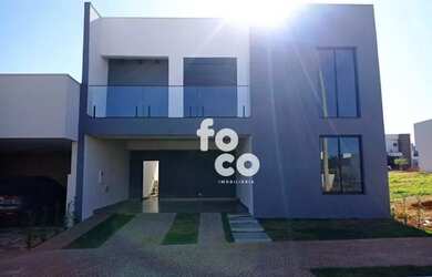 Imagem: A casa em condomínio possui 4 Dormitórios, 4 Banheiros, 4