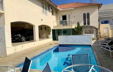 Imagem: A casa em condomínio possui 5 Dormitórios, 5 Banheiros, 4