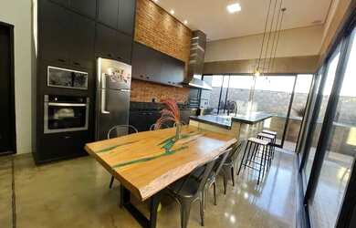 Imagem: A casa em condomínio possui 3 Dormitórios, 4 Banheiros, 2