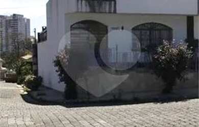 Imagem: A casa possui 4 Dormitórios, 3 Banheiros, 3 Vagas na garagem