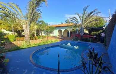 Imagem: A casa possui 5 Dormitórios, 4 Banheiros, 4 Vagas na garagem