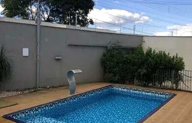 Imagem: A casa possui 3 Dormitórios, 3 Banheiros, 2 Vagas na garagem