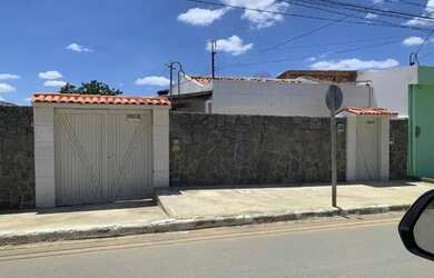 Imagem: A casa possui 2 Dormitórios, 1 Banheiro, 2 Vagas na garagem