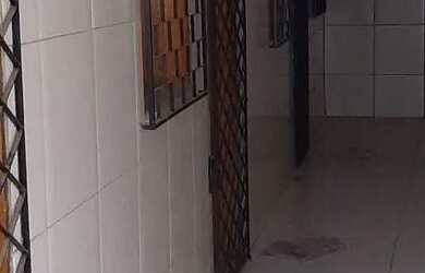 Imagem: A casa possui 1 Dormitório, 1 Banheiro, 1 Vaga na garagem