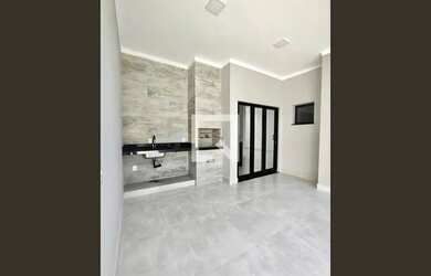 Imagem: A casa possui 3 Dormitórios, 2 Banheiros, 2 Vagas na garagem