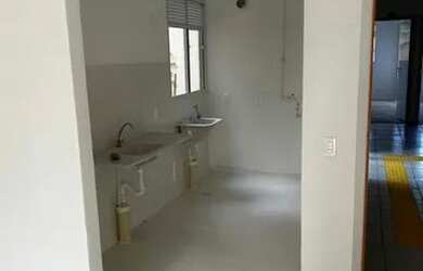 Imagem: O apartamento possui 2 Dormitórios, 1 Banheiro, 1 Vaga na garagem