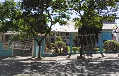 Imagem: A casa possui 3 Dormitórios, 3 Banheiros, 2 Vagas na garagem