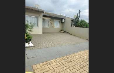 Imagem: A casa em condomínio possui 3 Dormitórios, 1 Banheiro, 2 Vagas