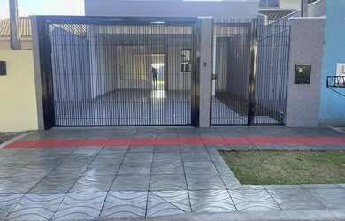 Imagem: A casa possui 3 Dormitórios, 1 Banheiro, 2 Vagas na garagem