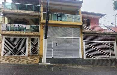 Imagem: A casa possui 3 Dormitórios, 2 Banheiros, 2 Vagas na garagem