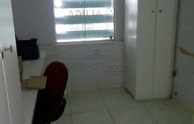 Imagem: A casa possui 5 Dormitórios, 4 Banheiros, 3 Vagas na garagem