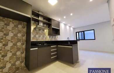 Imagem: A casa possui 3 Dormitórios, 1 Banheiro, 2 Vagas na garagem