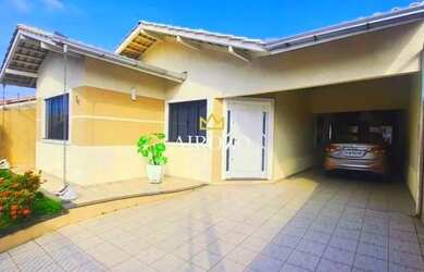 Imagem: A casa possui 2 Dormitórios, 3 Banheiros, 4 Vagas na garagem