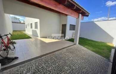 Imagem: A casa possui 3 Dormitórios, 2 Banheiros, 2 Vagas na garagem