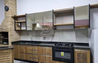 Imagem: A casa possui 1 Dormitório, 1 Banheiro, 1 Vaga na garagem