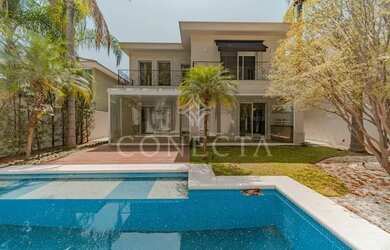 Imagem: A casa possui 4 Dormitórios, 5 Banheiros, 4 Vagas na garagem