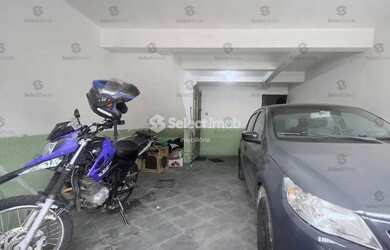 Imagem: A casa possui 1 Dormitório, 1 Banheiro, 1 Vaga na garagem