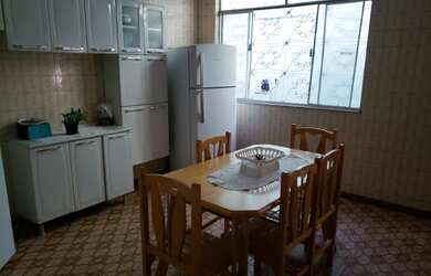 Imagem: A casa possui 4 Dormitórios, 2 Banheiros e 150m² de Área