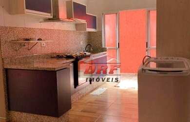 Imagem: A casa possui 3 Dormitórios, 2 Banheiros, 2 Vagas na garagem