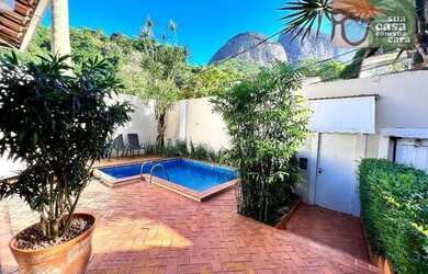 Imagem: A casa possui 4 Dormitórios, 4 Banheiros, 3 Vagas na garagem