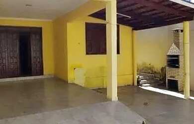 Imagem: A casa possui 3 Dormitórios, 2 Banheiros, 2 Vagas na garagem