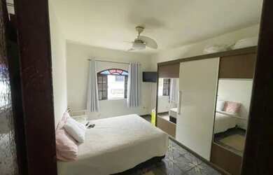 Imagem: A casa possui 2 Dormitórios, 1 Banheiro, Churrasqueira, Piscina