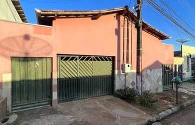 Imagem: A casa possui 1 Dormitório, 1 Banheiro, 1 Vaga na garagem e