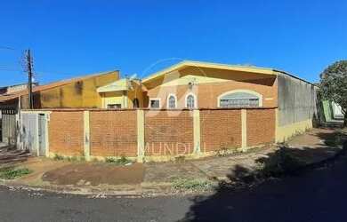 Imagem: A casa possui 3 Dormitórios, 3 Banheiros, 2 Vagas na garagem