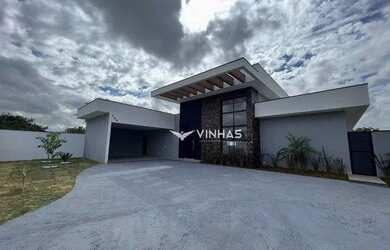 Imagem: A casa em condomínio possui 4 Dormitórios, 3 Banheiros, 5