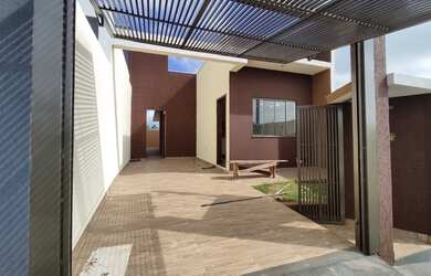 Imagem: A casa possui 3 Dormitórios, 1 Banheiro, 1 Vaga na garagem