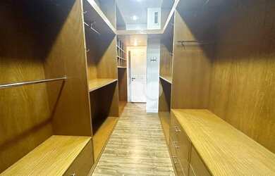 Imagem: O apartamento possui 4 Dormitórios, 5 Banheiros, 3 Vagas na