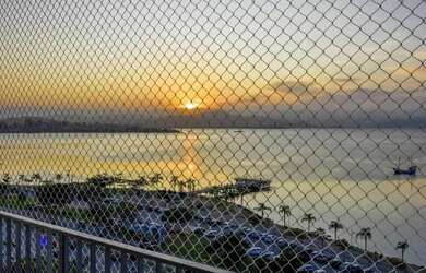 Imagem: A casa possui 3 Dormitórios, 2 Banheiros, 3 Vagas na garagem