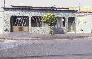 Imagem: A casa possui 3 Dormitórios, 3 Banheiros, 3 Vagas na garagem