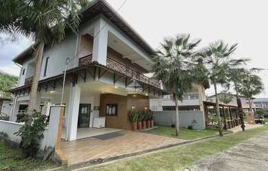 Imagem: A casa em condomínio possui 5 Dormitórios, 5 Banheiros, 2