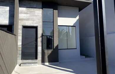 Imagem: A casa possui 3 Dormitórios, 2 Banheiros, 2 Vagas na garagem