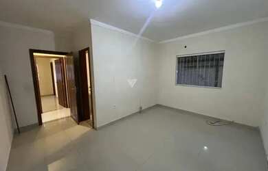 Imagem: A casa possui 2 Dormitórios, 1 Banheiro, 2 Vagas na garagem