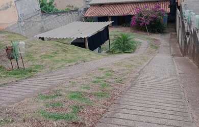 Imagem: A casa possui 2 Dormitórios, 2 Banheiros, 3 Vagas na garagem